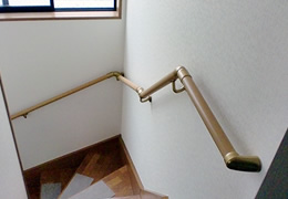 階段の手すり取り付け例（取り付け後写真）
